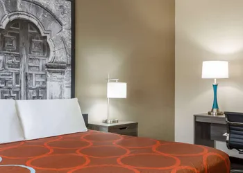 Super 8 by Wyndham San Antonio Airport North hotel thumbnail 8