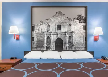Super 8 by Wyndham San Antonio at I-10 hotel thumbnail 4