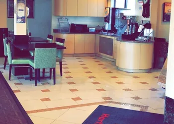 Super 8 by Wyndham Hartford hotel thumbnail 2
