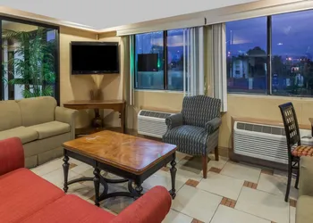 Super 8 by Wyndham Hartford hotel thumbnail 3