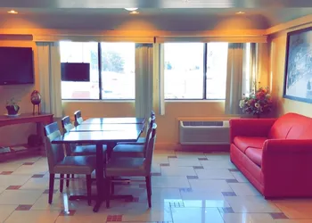 Super 8 by Wyndham Hartford hotel thumbnail 4