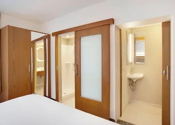Springhill Suites Marriott Airport hotel thumbnail 8