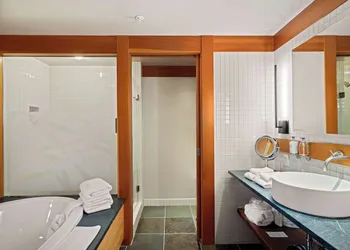 Willows Lodge hotel thumbnail 7