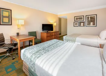 La Quinta Inn & Suites by Wyndham Seattle Sea-Tac Airport hotel thumbnail 4