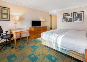 La Quinta Inn & Suites by Wyndham Seattle Sea-Tac Airport hotel thumbnail 6