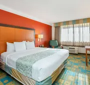 La Quinta Inn & Suites by Wyndham Seattle Sea-Tac Airport hotel detail image 7