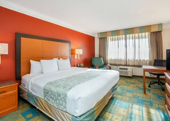 La Quinta Inn & Suites by Wyndham Seattle Sea-Tac Airport hotel thumbnail 7
