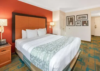 La Quinta Inn & Suites by Wyndham Seattle Sea-Tac Airport hotel thumbnail 8