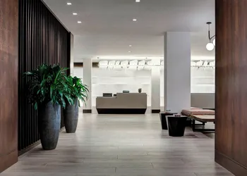 New York LaGuardia Airport Marriott hotel thumbnail 4