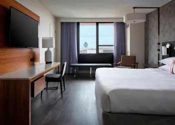 New York LaGuardia Airport Marriott hotel thumbnail 6