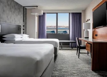 New York LaGuardia Airport Marriott hotel thumbnail 7
