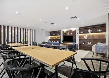 DoubleTree by Hilton New York JFK Airport hotel thumbnail 4