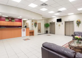 Super 8 by Wyndham Mississauga hotel thumbnail 2