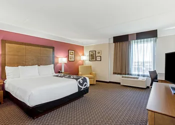 La Quinta Inn & Suites by Wyndham Panama City hotel thumbnail 6