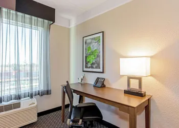 La Quinta Inn & Suites by Wyndham Panama City hotel thumbnail 7