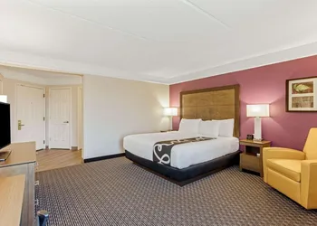 La Quinta Inn & Suites by Wyndham Panama City hotel thumbnail 8