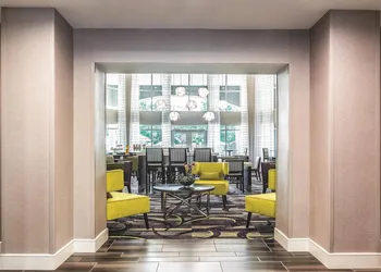 La Quinta Inn & Suites by Wyndham Atlanta Perimeter Medical hotel thumbnail 4