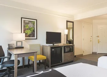La Quinta Inn & Suites by Wyndham Atlanta Perimeter Medical hotel thumbnail 7