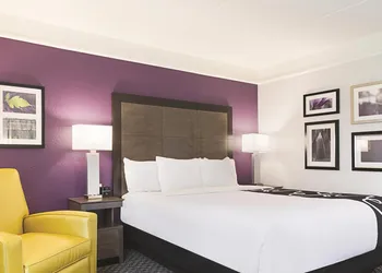 La Quinta Inn & Suites by Wyndham Atlanta Perimeter Medical hotel thumbnail 8