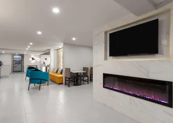 La Quinta Inn & Suites by Wyndham Atlanta Roswell hotel thumbnail 5