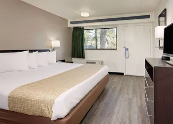 Travelodge by Wyndham College Park hotel thumbnail 5