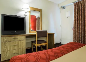 Econo Lodge Atlanta College Park hotel thumbnail 8