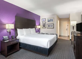La Quinta Inn & Suites by Wyndham Clifton/Rutherford hotel thumbnail 8