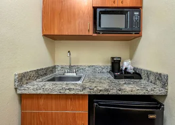 Comfort Suites Newark - Harrison hotel thumbnail 6