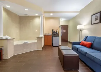 Comfort Suites Newark - Harrison hotel thumbnail 8