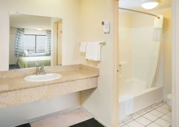 Travelodge by Wyndham Indio hotel thumbnail 4
