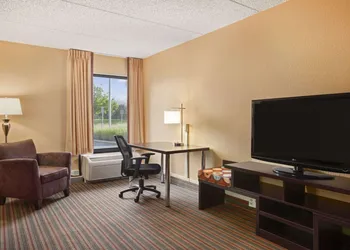 Super 8 by Wyndham Mount Laurel hotel thumbnail 6