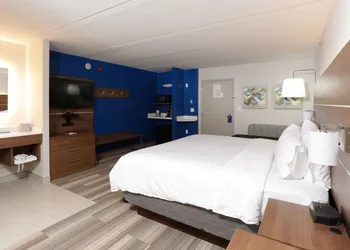Holiday Inn Express & Suites Tempe by IHG hotel thumbnail 2
