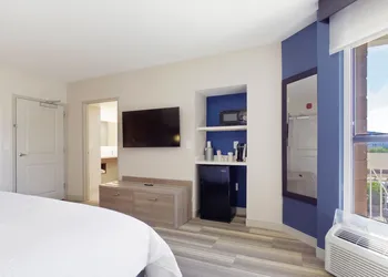 Holiday Inn Express & Suites Phoenix - Tempe by IHG hotel thumbnail 6