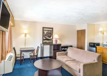 Super 8 by Wyndham - Mesa/Gilbert hotel thumbnail 8