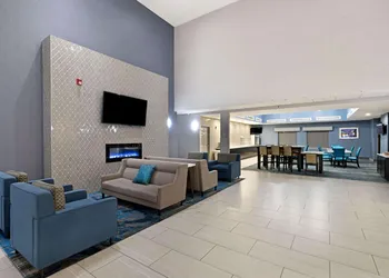 La Quinta Inn & Suites by Wyndham Phoenix I-10 West hotel thumbnail 2