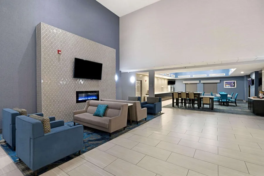 La Quinta Inn & Suites by Wyndham Phoenix I-10 West hotel detail image 2