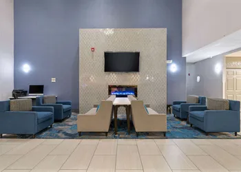 La Quinta Inn & Suites by Wyndham Phoenix I-10 West hotel thumbnail 3