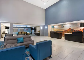 La Quinta Inn & Suites by Wyndham Phoenix I-10 West hotel thumbnail 4