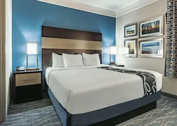 La Quinta Inn & Suites by Wyndham Phoenix I-10 West hotel thumbnail 5