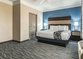 La Quinta Inn & Suites by Wyndham Phoenix I-10 West hotel thumbnail 6