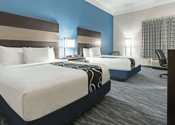 La Quinta Inn & Suites by Wyndham Phoenix I-10 West hotel thumbnail 7