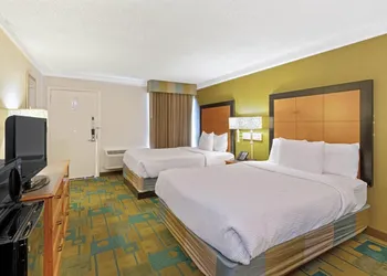 Travelodge by Wyndham Phoenix North hotel thumbnail 5
