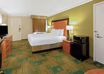 Travelodge by Wyndham Phoenix North hotel thumbnail 7
