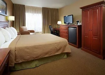 Quality Inn & Suites P.E. Trudeau Airport hotel thumbnail 4