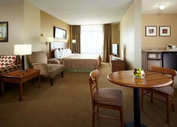 Quality Inn & Suites P.E. Trudeau Airport hotel thumbnail 5