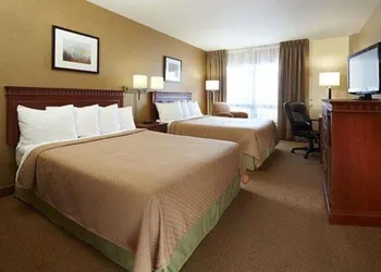 Quality Inn & Suites P.E. Trudeau Airport hotel thumbnail 6