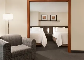 Embassy Suites Montréal by Hilton hotel thumbnail 4