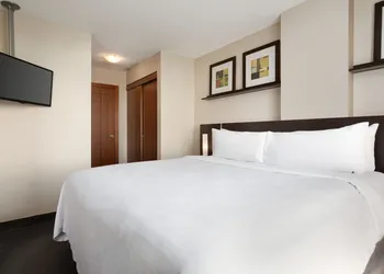 Embassy Suites Montréal by Hilton hotel thumbnail 6