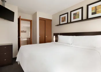 Embassy Suites Montréal by Hilton hotel thumbnail 7