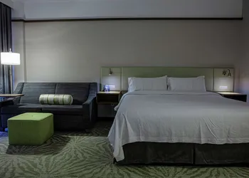 Hilton Garden Inn Montreal Airport hotel thumbnail 3